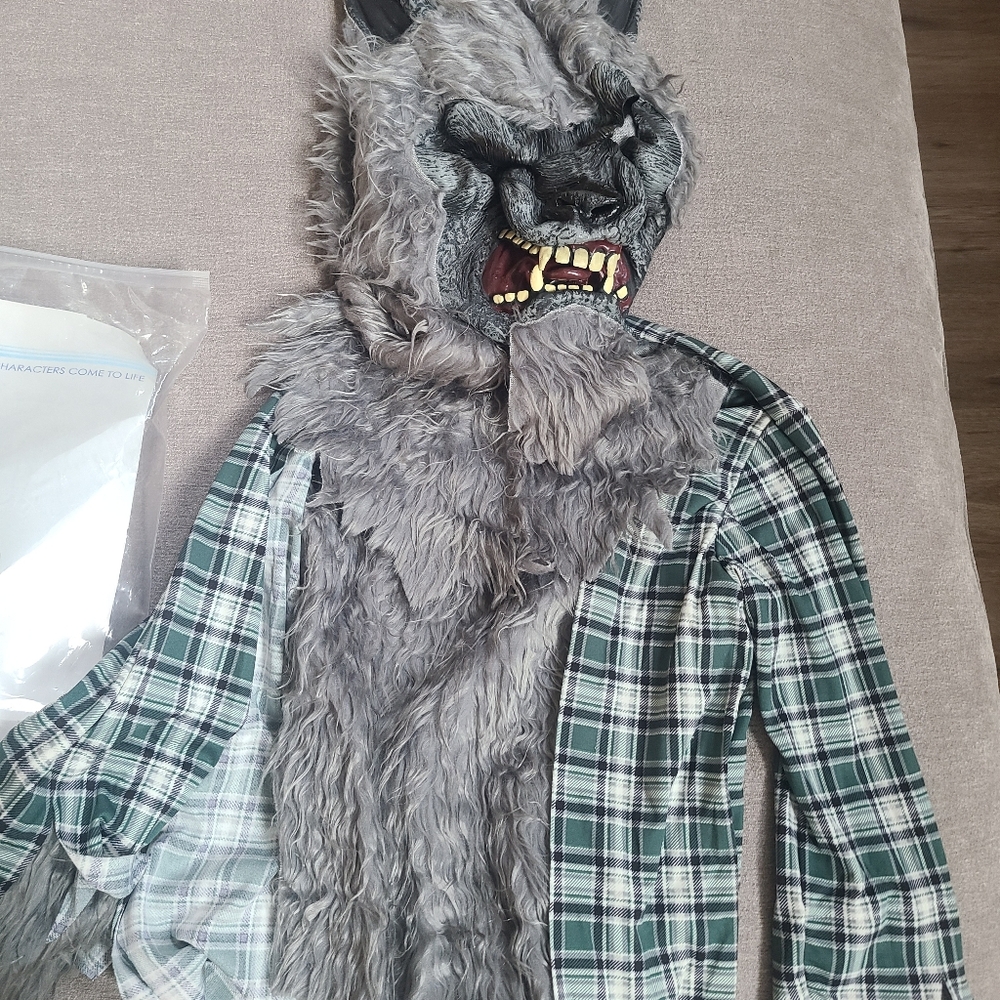 Kids wearwolf costume